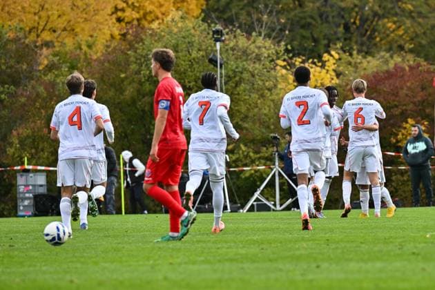 DFB U19 Nachwuchsliga SpVgg Unterhaching FC Bayern München U19 18 10 2025 The visitors cheer after Maycon Douglas NORMANHA CAROZO FC Bayern München U19 11 Goal Goalscorer Joy Happy U19 DFB Nachwuchsliga SpVgg Unterhaching FC Bayern München Sportschule Oberhaching on 18 10 2025 Copyright: xBEAUTIFULxSPORTS Goldbergx