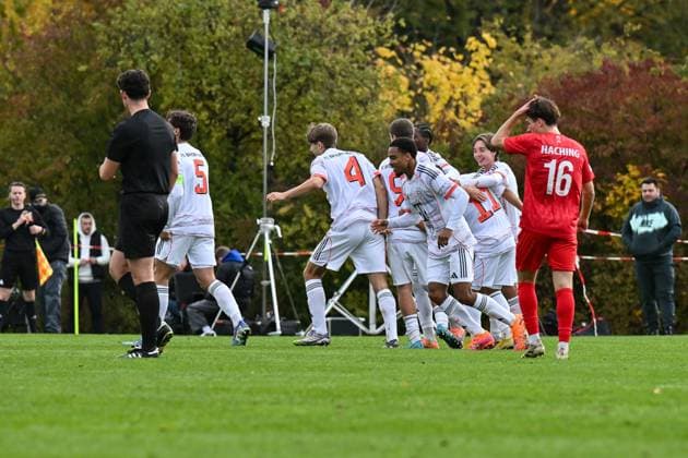 DFB U19 Nachwuchsliga SpVgg Unterhaching FC Bayern München U19 18 10 2025 The visitors cheer after Maycon Douglas NORMANHA CAROZO FC Bayern München U19 11 Goal Goalscorer Joy Happy U19 DFB Nachwuchsliga SpVgg Unterhaching FC Bayern München Sportschule Oberhaching on 18 10 2025 Copyright: xBEAUTIFULxSPORTS Goldbergx
