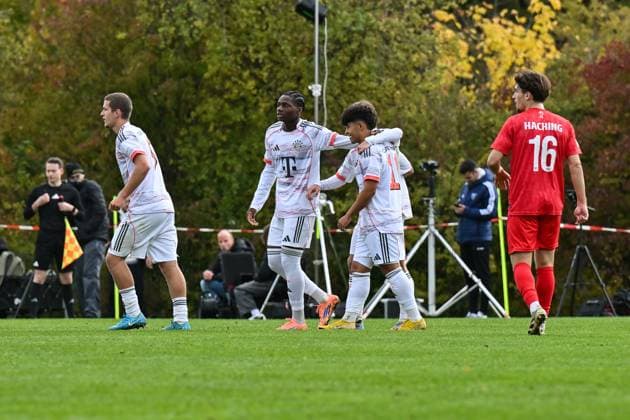 DFB U19 Nachwuchsliga SpVgg Unterhaching FC Bayern München U19 18 10 2025 The visitors cheer after Maycon Douglas NORMANHA CAROZO FC Bayern München U19 11 Goal Goalscorer Joy Happy U19 DFB Nachwuchsliga SpVgg Unterhaching FC Bayern München Sportschule Oberhaching on 18 10 2025 Copyright: xBEAUTIFULxSPORTS Goldbergx