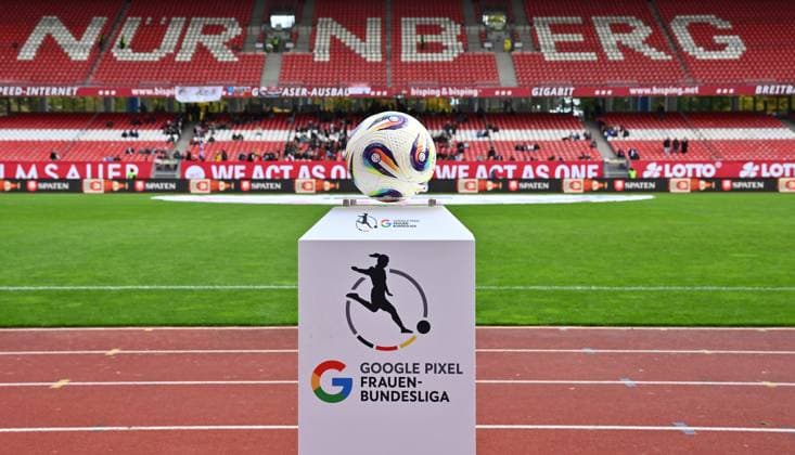 17 10 2025 Soccer season 2025 2026 1 Google Pixel Women Bundesliga 07 Matchday 1 FC Nürnberg FCN Club Clubfrauen SC Freiburg Sportfoto Zink xwoxzix Feature Impression Symbol Image Symbol Photo Match Ball Ball on Stele Crest Logo Emblem