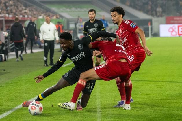 17 10 2025, Soccer 2 Bundesliga, Season 2025 2026, 09 Matchday, Fortuna Duesseldorf Eintracht Braunschweig in the Merkur Spiel Arena in Duesseldorf duel between Christian Joe Conteh Eintracht Braunschweig, 32 and Kenneth Schmidt Fortuna Duesseldorf, 04 Important note In accordance with the regulations of the DFL German Football League and the DFB German Football Association, it is prohibited to use or have used photographs taken in the stadium or of the match in the form of sequential images or video-like photo series Foto Kirchner Media Thomas Haesler Copyright: xKirchner-Media ThomasxHaeslerx