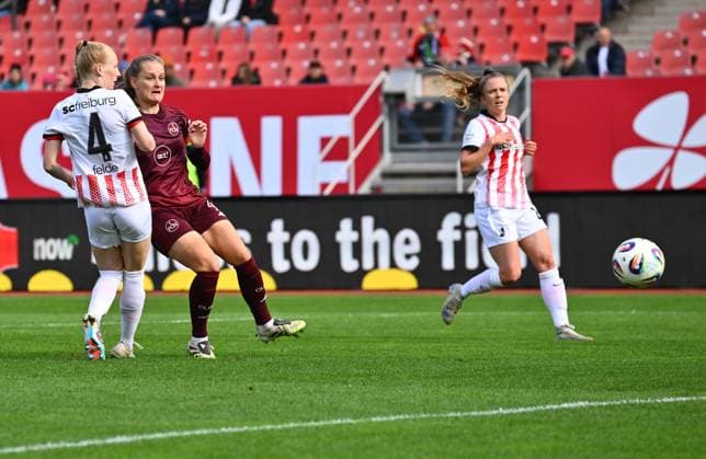 17 10 2025 Soccer season 2025 2026 1 Google Pixel Women Bundesliga 07 Matchday 1 FC Nuremberg FCN Club Clubfrauen SC Freiburg Sportfoto Zink xwoxzix Luisa Guttenberger 4, 1 FC Nuremberg FCN scored goal goal shot to 1 0 against Meret Felde 4 , SC Freiburg