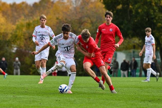 DFB U19 Nachwuchsliga SpVgg Unterhaching FC Bayern München U19 18 10 2025 in duel Roy SNIP FC Bayern München U19 10 and Marinus SPANN SpVgg Unterhaching U19 8 duel U19 DFB Nachwuchsliga SpVgg Unterhaching FC Bayern München Sportschule Oberhaching on 18 10 2025 Copyright: xBEAUTIFULxSPORTS Goldbergx