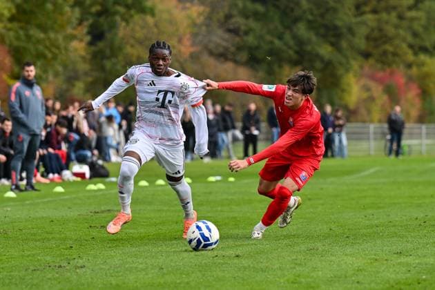 DFB U19 Nachwuchsliga SpVgg Unterhaching FC Bayern München U19 18 10 2025 In the duel Uzorchukwu Frank EGWUATU FC Bayern München 7 and Moritz BRONNER SpVgg Unterhaching U19 17 duel U19 DFB Nachwuchsliga SpVgg Unterhaching FC Bayern München Sportschule Oberhaching on 18 10 2025 Copyright: xBEAUTIFULxSPORTS Goldbergx