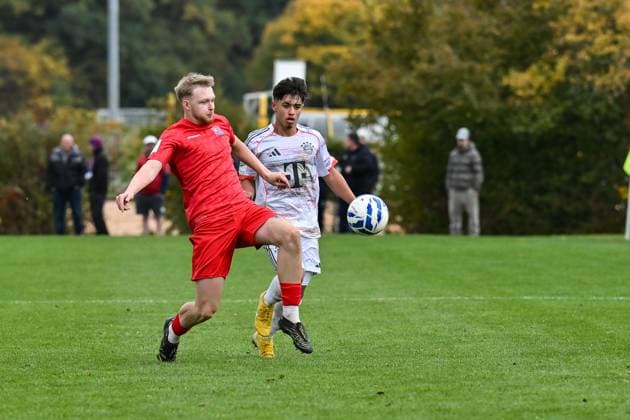 DFB U19 Nachwuchsliga SpVgg Unterhaching FC Bayern München U19 18 10 2025 In the duel Andreas SCHWEINSTEIGER SpVgg Unterhaching U19 5 and Maycon Douglas NORMANHA CAROZO FC Bayern München U19 11 duel U19 DFB Nachwuchsliga SpVgg Unterhaching FC Bayern München Sportschule Oberhaching on 18 10 2025 Copyright: xBEAUTIFULxSPORTS Goldbergx