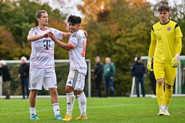 DFB U19 Nachwuchsliga SpVgg Unterhaching FC Bayern München U19 18 10 2025 The visitors cheer after Maycon Douglas NORMANHA CAROZO FC Bayern München U19 11 Hattrick Tor Torschuetze Freude Happy U19 DFB Nachwuchsliga SpVgg Unterhaching FC Bayern München Sportschule Oberhaching on 18 10 2025 Copyright: xBEAUTIFULxSPORTS Goldbergx