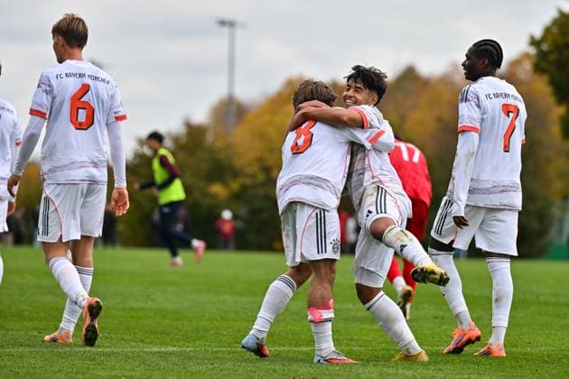 DFB U19 Nachwuchsliga SpVgg Unterhaching FC Bayern München U19 18 10 2025 The visitors cheer after Maycon Douglas NORMANHA CAROZO FC Bayern München U19 11 Hattrick Tor Torschuetze Freude Happy U19 DFB Nachwuchsliga SpVgg Unterhaching FC Bayern München Sportschule Oberhaching on 18 10 2025 Copyright: xBEAUTIFULxSPORTS Goldbergx