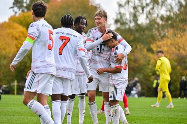 DFB U19 Nachwuchsliga SpVgg Unterhaching FC Bayern München U19 18 10 2025 The visitors cheer after Maycon Douglas NORMANHA CAROZO FC Bayern München U19 11 Hattrick Tor Torschuetze Freude Happy U19 DFB Nachwuchsliga SpVgg Unterhaching FC Bayern München Sportschule Oberhaching on 18 10 2025 Copyright: xBEAUTIFULxSPORTS Goldbergx