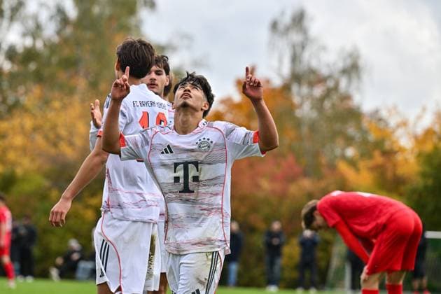 DFB U19 Nachwuchsliga SpVgg Unterhaching FC Bayern München U19 18 10 2025 The visitors cheer after Maycon Douglas NORMANHA CAROZO FC Bayern München U19 11 Hattrick Tor Torschuetze Freude Happy U19 DFB Nachwuchsliga SpVgg Unterhaching FC Bayern München Sportschule Oberhaching on 18 10 2025 Copyright: xBEAUTIFULxSPORTS Goldbergx