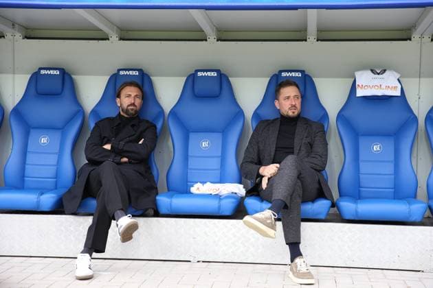 18 10 2025, xrekx, Fußball 2 Bundesliga, Karlsruher SC 1 FC Kaiserslautern v l Thomas Hengen Geschäftsführer Geschaeftsfuehrer 1 FC Kaiserslautern Marcel Klos Sportdirektor 1 FC Kaiserslautern vor dem Spiel DFL DFB REGULATIONS PROHIBIT ANY USE OF PHOTOGRAPHS as IMAGE SEQUENCES and or QUASI VIDEO Karlsruhe