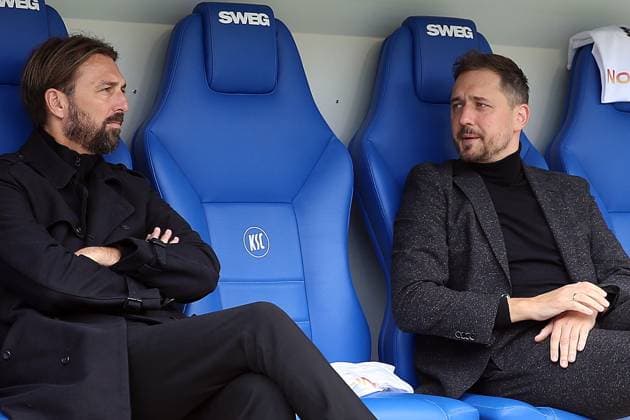 18 10 2025, xrekx, Fußball 2 Bundesliga, Karlsruher SC 1 FC Kaiserslautern v l Thomas Hengen Geschäftsführer Geschaeftsfuehrer 1 FC Kaiserslautern Marcel Klos Sportdirektor 1 FC Kaiserslautern vor dem Spiel DFL DFB REGULATIONS PROHIBIT ANY USE OF PHOTOGRAPHS as IMAGE SEQUENCES and or QUASI VIDEO Karlsruhe