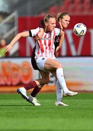 17 10 2025 Soccer Season 2025 2026 1 Google Pixel Women Bundesliga 07 Matchday 1 FC Nürnberg FCN Club Clubfrauen SC Freiburg Sportfoto Zink xwoxzix Luca Birkholz 23 , SC Freiburg in front of Oliwia Wos 15, 1 FC Nürnberg FCN