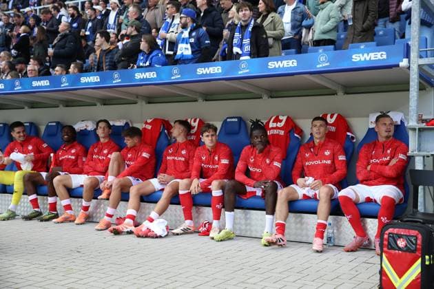 18 10 2025, xrekx, Fußball 2 Bundesliga, Karlsruher SC 1 FC Kaiserslautern v l Ersatzbank FCK Marlon Ritter 1 FC Kaiserslautern DFL DFB REGULATIONS PROHIBIT ANY USE OF PHOTOGRAPHS as IMAGE SEQUENCES and or QUASI VIDEO Karlsruhe