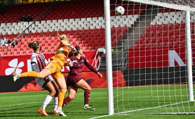 17 10 2025 Soccer season 2025 2026 1 Google Pixel Women Bundesliga 07 Matchday 1 FC Nürnberg FCN Club Clubfrauen SC Freiburg Sportfoto Zink xwoxzix Larissa Rusek 21, 1 FC Nürnberg FCN must concede goal to 2 1 by Luca Birkholz 23 , SC Freiburg , not in picture