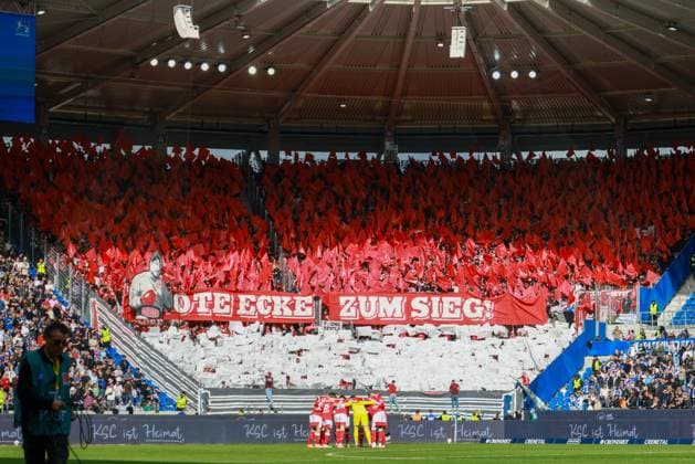 18 10 2025, xhettx, Fußball 2 Bundesliga, Karlsruher SC 1 FC Kaiserslautern v l Lautern swears in, Gäste Choreo DFL DFB REGULATIONS PROHIBIT ANY USE OF PHOTOGRAPHS as IMAGE SEQUENCES and or QUASI VIDEO Karlsruhe