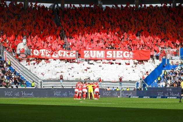 18 10 2025, xhettx, Fußball 2 Bundesliga, Karlsruher SC 1 FC Kaiserslautern v l Lautern swears in, Gäste Choreo DFL DFB REGULATIONS PROHIBIT ANY USE OF PHOTOGRAPHS as IMAGE SEQUENCES and or QUASI VIDEO Karlsruhe