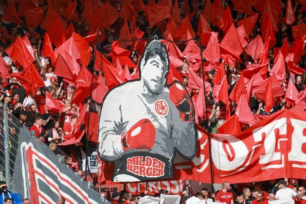 18 10 2025, xhettx, Fußball 2 Bundesliga, Karlsruher SC 1 FC Kaiserslautern v l Gäste Choreo DFL DFB REGULATIONS PROHIBIT ANY USE OF PHOTOGRAPHS as IMAGE SEQUENCES and or QUASI VIDEO Karlsruhe