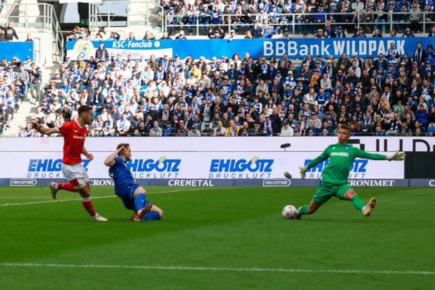 18 10 2025, xhettx, Football 2 Bundesliga, Karlsruher SC 1 FC Kaiserslautern v l Ivan Prtajin 1 FC Kaiserslautern, 9 fails early on Hans Christian Bernat Karlsruher SC, 1 DFL DFB REGULATIONS PROHIBIT ANY USE OF PHOTOGRAPHS as IMAGE SEQUENCES and or QUASI VIDEO Karlsruhe