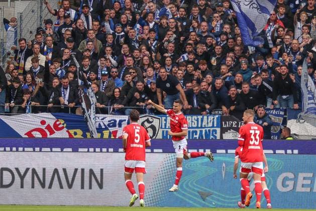 Ivan Prtajin 1 FC Kaiserslautern, 09 celebrates his goal to 0 1 the KSC supporters show their displeasure , Karlsruher SC vs 1 FC Kaiserslautern, 2 Bundesliga, 9 Matchday, 2025 2026, 18 10 2025, DFL REGULATIONS PROHIBIT ANY USE OF PHOTOGRAPHS AS IMAGE SEQUENCES AND OR QUASI VIDEO, Karlsruher SC vs 1 FC Kaiserslautern, 2 Bundesliga, 9 Matchday, 2025 2026, 18 10 2025 Karlsruhe Copyright: xEibner-Pressefoto JanxPrihodax EP_JPA