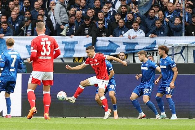18 10 2025, xrekx, Fußball 2 Bundesliga, Karlsruher SC 1 FC Kaiserslautern v l Goal shot to 0 1 by Ivan Prtajin 1 FC Kaiserslautern DFL DFB REGULATIONS PROHIBIT ANY USE OF PHOTOGRAPHS as IMAGE SEQUENCES and or QUASI VIDEO Karlsruhe