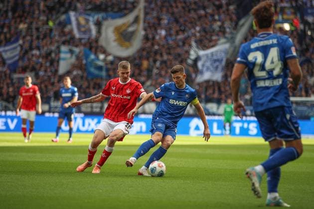 Marvin Wanitzek Karlsruher SC, 10 in duel with Paul Joly 1 FC Kaiserslautern, 26 , Karlsruher SC vs 1 FC Kaiserslautern, 2 Bundesliga, Matchday 9, 2025 2026, 18 10 2025, DFL REGULATES PROHIBIT ANY USE OF PHOTOGRAPHS AS IMAGE SEQUENCES AND OR QUASI VIDEO, Karlsruher SC vs 1 FC Kaiserslautern, 2 Bundesliga, Matchday 9, 2025 2026, 18 10 2025 Karlsruhe Copyright: xEibner-Pressefoto JanxPrihodax EP_JPA