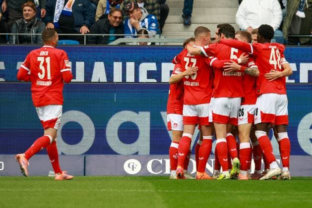 18 10 2025, xhettx, Soccer 2 Bundesliga, Karlsruher SC 1 FC Kaiserslautern v l Cheers for the 0 1 by Ivan Prtajin 1 FC Kaiserslautern, 9 DFL DFB REGULATIONS PROHIBIT ANY USE OF PHOTOGRAPHS as IMAGE SEQUENCES and or QUASI VIDEO Karlsruhe