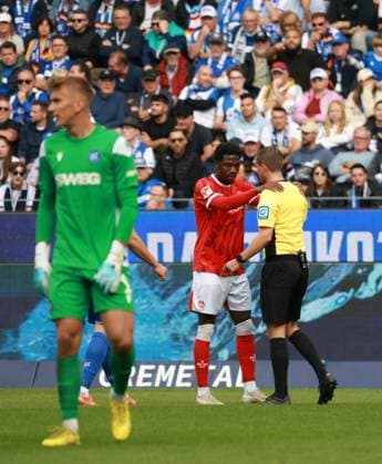 18 10 2025, xhettx, Fussball 2 Bundesliga, Karlsruher SC 1 FC Kaiserslautern v l Faride Alidou 1 FC Kaiserslautern, 48 complains to the referee DFL DFB REGULATIONS PROHIBIT ANY USE OF PHOTOGRAPHS as IMAGE SEQUENCES and or QUASI VIDEO Karlsruhe