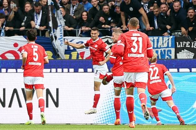 18 10 2025, xrekx, Fußball 2 Bundesliga, Karlsruher SC 1 FC Kaiserslautern v l Torjubel nach dem Tor zum celebrating the goal celebrate 0 1 durch Ivan Prtajin 1 FC Kaiserslautern DFL DFB REGULATIONS PROHIBIT ANY USE OF PHOTOGRAPHS as IMAGE SEQUENCES and or QUASI VIDEO Karlsruhe