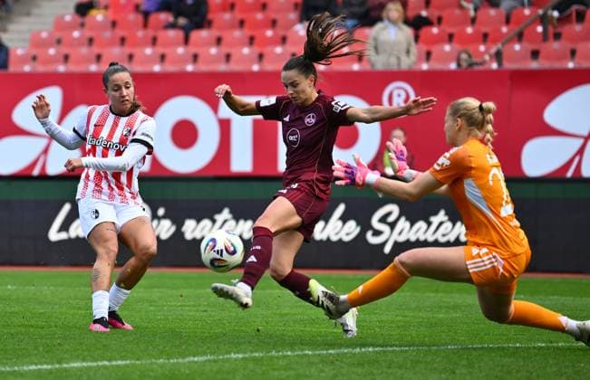 17 10 2025 Soccer Season 2025 2026 1 Google Pixel Women Bundesliga 07 Matchday 1 FC Nürnberg FCN Club Clubfrauen SC Freiburg Sportfoto Zink xwoxzix Selina Vobian 10 , SC Freiburg Sanja Homann 19, 1 FC Nürnberg FCN Larissa Rusek 21, 1 FC Nürnberg FCN