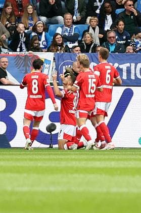 18 10 2025, xrekx, Fußball 2 Bundesliga, Karlsruher SC 1 FC Kaiserslautern v l Torjubel nach dem Tor zum celebrating the goal celebrate 0 1 durch Ivan Prtajin 1 FC Kaiserslautern DFL DFB REGULATIONS PROHIBIT ANY USE OF PHOTOGRAPHS as IMAGE SEQUENCES and or QUASI VIDEO Karlsruhe