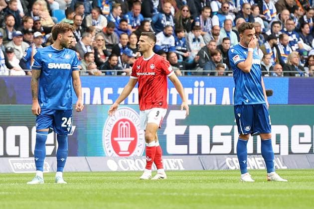 18 10 2025, xrekx, Fußball 2 Bundesliga, Karlsruher SC 1 FC Kaiserslautern v l Torjubel nach dem Tor zum celebrating the goal celebrate 0 1 durch Ivan Prtajin 1 FC Kaiserslautern Fabian Schleusener Karlsruher SC Philipp Foerster enttaeuscht, disappointed, looks disappointed, sad, frustrated, dejected, disappointed, sad, frustrated DFL DFB REGULATIONS PROHIBIT ANY USE OF PHOTOGRAPHS as IMAGE SEQUENCES and or QUASI VIDEO Karlsruhe