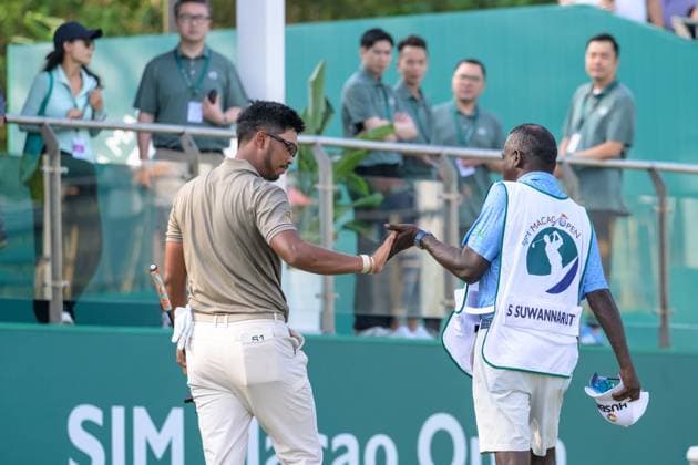 October 18, 2025, Macao, Macao Sar, China: Macau Open Golf , Macau Golf and Country Club Coloane, Macao, China Thailands Sarit Suwannarut, leads the field on Day 3 at -16 putting him 2 strokes ahead of Australias, Brett Rankin. On the 18th Green. Congratulations from his caddy Macao China - ZUMAr144 20251018_zap_r144_008 Copyright: xJaynexRussellx
