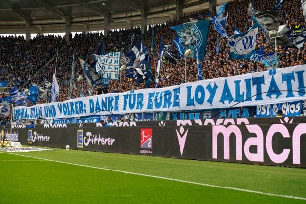 18 10 2025, xhettx, Fußball 2 Bundesliga, Karlsruher SC 1 FC Kaiserslautern v l Spruchband KSC DFL DFB REGULATIONS PROHIBIT ANY USE OF PHOTOGRAPHS as IMAGE SEQUENCES and or QUASI VIDEO Karlsruhe