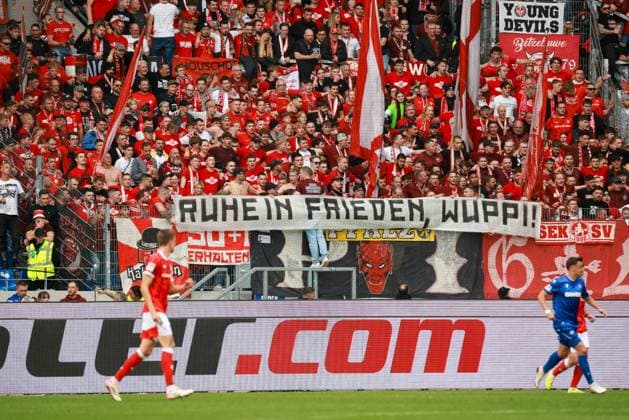 18 10 2025, xhettx, Soccer 2 Bundesliga, Karlsruher SC 1 FC Kaiserslautern v l commemoration in the Lauternblock DFL DFB REGULATIONS PROHIBIT ANY USE OF PHOTOGRAPHS as IMAGE SEQUENCES and or QUASI VIDEO Karlsruhe
