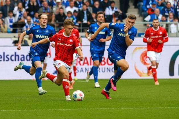 18 10 2025, xhettx, Soccer 2 Bundesliga, Karlsruher SC 1 FC Kaiserslautern v l Naatan Mikael Skyttä 1 FC Kaiserslautern, 15 in running duel DFL DFB REGULATIONS PROHIBIT ANY USE OF PHOTOGRAPHS as IMAGE SEQUENCES and or QUASI VIDEO Karlsruhe