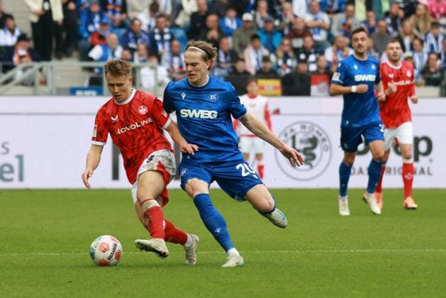 18 10 2025, xhettx, Soccer 2 Bundesliga, Karlsruher SC 1 FC Kaiserslautern v l Naatan Mikael Skyttä 1 FC Kaiserslautern, 15 and David Herold Karlsruher SC, 20 in duel DFL DFB REGULATIONS PROHIBIT ANY USE OF PHOTOGRAPHS as IMAGE SEQUENCES and or QUASI VIDEO Karlsruhe