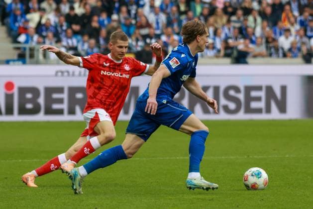 18 10 2025, xhettx, Soccer 2 Bundesliga, Karlsruher SC 1 FC Kaiserslautern v l Paul Joly 1 FC Kaiserslautern, 26 and David Herold Karlsruher SC, 20 DFL DFB REGULATIONS PROHIBIT ANY USE OF PHOTOGRAPHS as IMAGE SEQUENCES and or QUASI VIDEO Karlsruhe