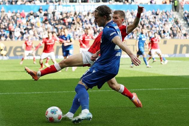 18 10 2025, xrekx, Fußball 2 Bundesliga, Karlsruher SC 1 FC Kaiserslautern v l Paul Joly 1 FC Kaiserslautern David Herold Karlsruher SC Zweikampf, Aktion, action, battle for the ball DFL DFB REGULATIONS PROHIBIT ANY USE OF PHOTOGRAPHS as IMAGE SEQUENCES and or QUASI VIDEO Karlsruhe