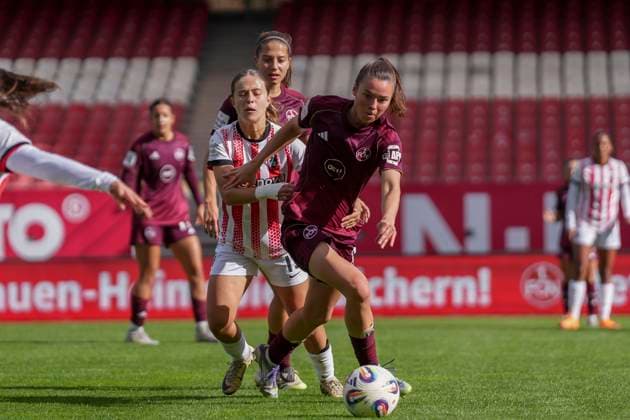 Nia Szenk SC Freiburg, 19 in duel with Julia Pollak 1 FC Nürnberg, 22 , Germany, Soccer, GooglePixel Women Bundesliga, 7 Matchday, 2025 2026, 1 FC Nürnberg vs SC Freiburg, 18 10 2025, Max Morlock Stadion, Nuremberg, Germany DFB REGULATIONS PROHIBIT ANY USE OF PHOTOGRAPHS AS IMAGE SEQUENCES AND OR QUASI VIDEO Nuremberg Max Morlock Stadion Bayern Germany Copyright: xArnexAmbergx