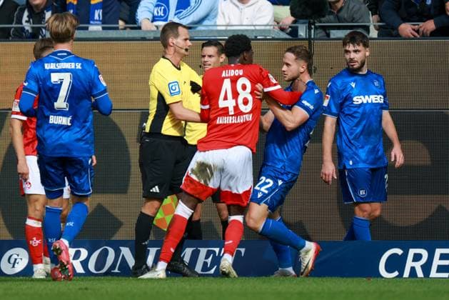 18 10 2025, xhettx, Fußball 2 Bundesliga, Karlsruher SC 1 FC Kaiserslautern v l Rudelbildung um Faride Alidou 1 FC Kaiserslautern, 48 und Christoph Kobald Karlsruher SC, 22 DFL DFB REGULATIONS PROHIBIT ANY USE OF PHOTOGRAPHS as IMAGE SEQUENCES and or QUASI VIDEO Karlsruhe