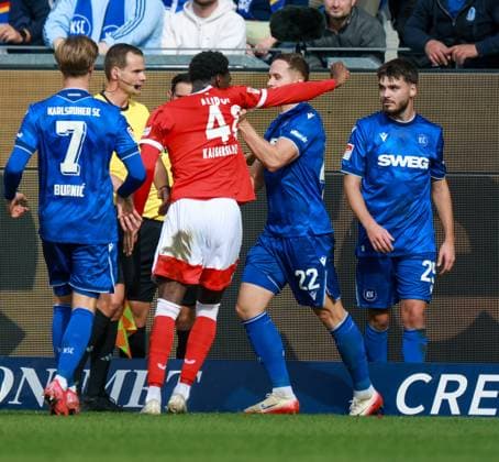18 10 2025, xhettx, Fußball 2 Bundesliga, Karlsruher SC 1 FC Kaiserslautern v l Rudelbildung um Faride Alidou 1 FC Kaiserslautern, 48 und Christoph Kobald Karlsruher SC, 22 DFL DFB REGULATIONS PROHIBIT ANY USE OF PHOTOGRAPHS as IMAGE SEQUENCES and or QUASI VIDEO Karlsruhe