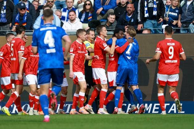 18 10 2025, xhettx, Fußball 2 Bundesliga, Karlsruher SC 1 FC Kaiserslautern v l Rudelbildung um Faride Alidou 1 FC Kaiserslautern, 48 und Christoph Kobald Karlsruher SC, 22 DFL DFB REGULATIONS PROHIBIT ANY USE OF PHOTOGRAPHS as IMAGE SEQUENCES and or QUASI VIDEO Karlsruhe