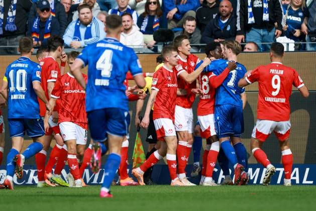 18 10 2025, xhettx, Fußball 2 Bundesliga, Karlsruher SC 1 FC Kaiserslautern v l Rudelbildung um Faride Alidou 1 FC Kaiserslautern, 48 und Christoph Kobald Karlsruher SC, 22 DFL DFB REGULATIONS PROHIBIT ANY USE OF PHOTOGRAPHS as IMAGE SEQUENCES and or QUASI VIDEO Karlsruhe