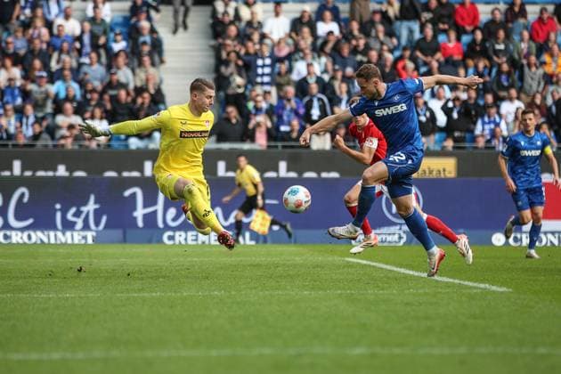 Great chance to equalize 1 1 by Christoph Kobald Karlsruher SC, 22 Julian Krahl 1 FC Kaiserslautern, goalkeeper, 01 remains winner in the duel, Karlsruher SC vs 1 FC Kaiserslautern, 2 Bundesliga, Matchday 9, 2025 2026, 18 10 2025, DFL REGULATES PROHIBIT ANY USE OF PHOTOGRAPHS AS IMAGE SEQUENCES AND OR QUASI VIDEO, Karlsruher SC vs 1 FC Kaiserslautern, 2 Bundesliga, Matchday 9, 2025 2026, 18 10 2025 Karlsruhe Copyright: xEibner-Pressefoto JanxPrihodax EP_JPA