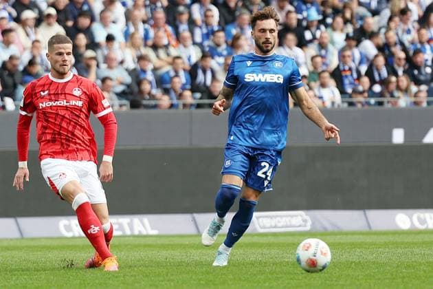 18 10 2025, xrekx, Soccer 2 Bundesliga, Karlsruher SC 1 FC Kaiserslautern v l Jan Elvedi 1 FC Kaiserslautern Fabian Schleusener Karlsruher SC DFL DFB REGULATIONS PROHIBIT ANY USE OF PHOTOGRAPHS as IMAGE SEQUENCES and or QUASI VIDEO Karlsruhe