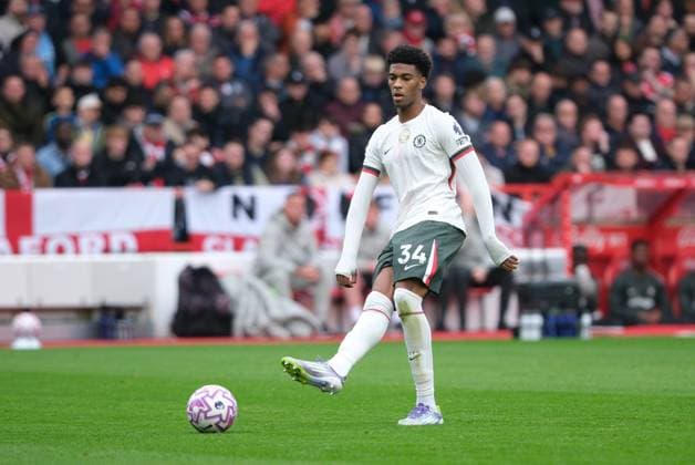 Josh Acheampong of Chelsea FC passing the ball forward during the Premier league football match between Nottingham Forest and Chelsea FC at City Ground in Nottingham. Copyright: xPaulxBonser SportsxPressxPhotox Sportspressphoto_SPR43824