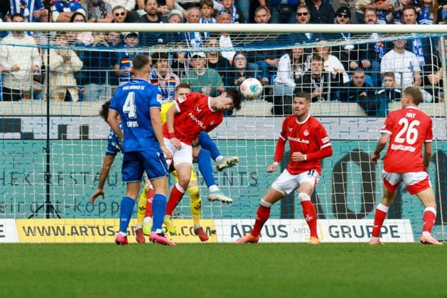 18 10 2025, xhettx, Soccer 2 Bundesliga, Karlsruher SC 1 FC Kaiserslautern v l Jisoo Kim 1 FC Kaiserslautern, 5 clears the ball in front of Fabian Schleusener Karlsruher SC, 24 DFL DFB REGULATIONS PROHIBIT ANY USE OF PHOTOGRAPHS as IMAGE SEQUENCES and or QUASI VIDEO Karlsruhe