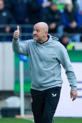 18 10 2025, xhettx, Soccer 2 Bundesliga, Karlsruher SC 1 FC Kaiserslautern v l Torsten Lieberknecht 1 FC Kaiserslautern, Coach yellow after the first action DFL DFB REGULATIONS PROHIBIT ANY USE OF PHOTOGRAPHS as IMAGE SEQUENCES and or QUASI VIDEO Karlsruhe