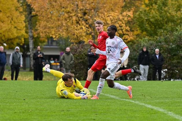 DFB U19 Nachwuchsliga SpVgg Unterhaching FC Bayern München U19 18 10 2025 In this scene Vincent HUBER SpVgg Unterhaching U19 1 is on the ball in front of Uzorchukwu Frank EGWUATU FC Bayern München 7 U19 DFB Nachwuchsliga SpVgg Unterhaching FC Bayern München Sportschule Oberhaching on 18 10 2025 Copyright: xBEAUTIFULxSPORTS Goldbergx