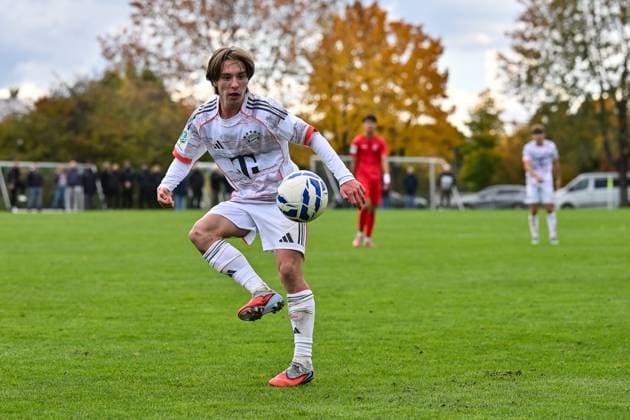 DFB U19 Nachwuchsliga SpVgg Unterhaching FC Bayern München U19 18 10 2025 on the ball Bohdan OLYCHENKO FC Bayern München U19 8 single photo cropped U19 DFB Nachwuchsliga SpVgg Unterhaching FC Bayern München Sportschule Oberhaching on 18 10 2025 Copyright: xBEAUTIFULxSPORTS Goldbergx
